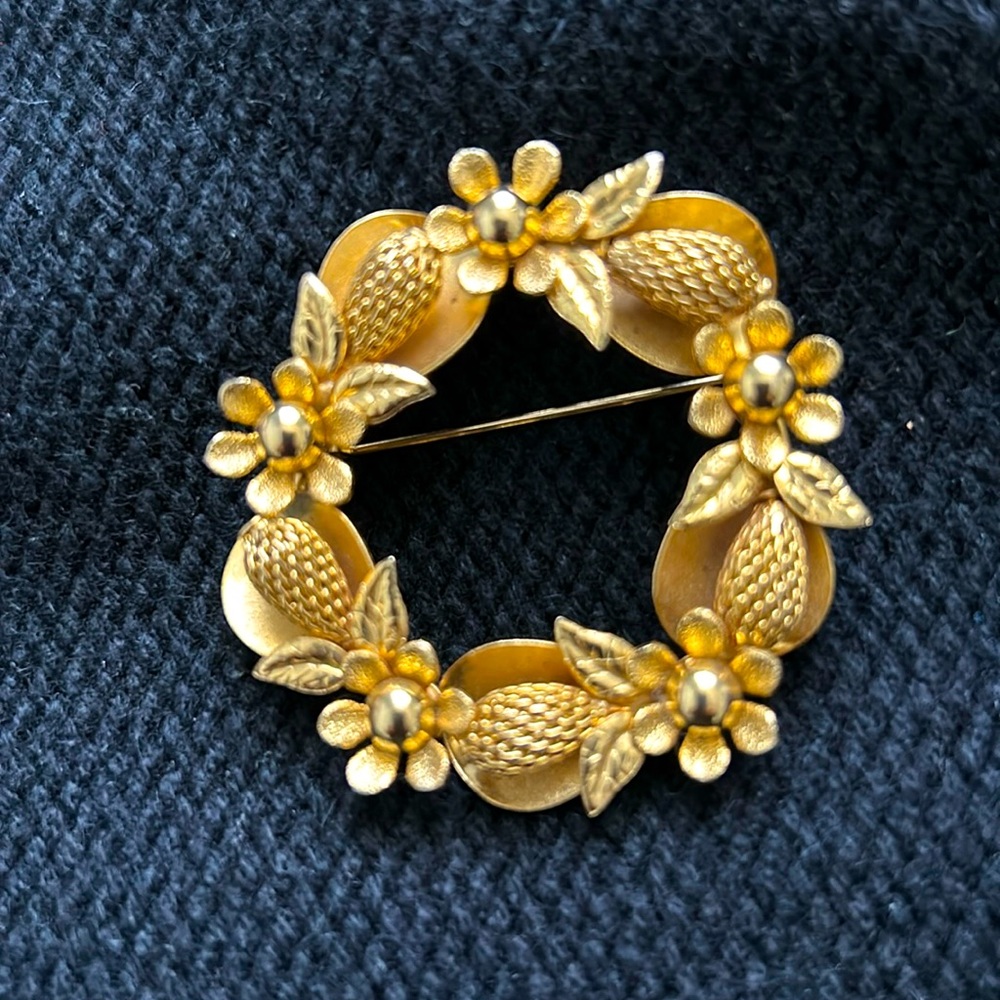 Vintage gold tone floral brooch